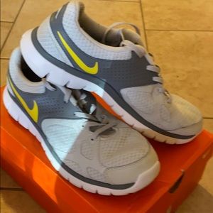 Nike men tennis shoes